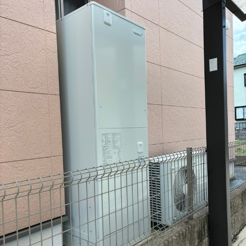 水色の壁が落ち着く雰囲気のお風呂