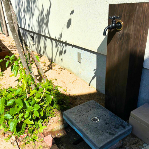 水色の壁が落ち着く雰囲気のお風呂